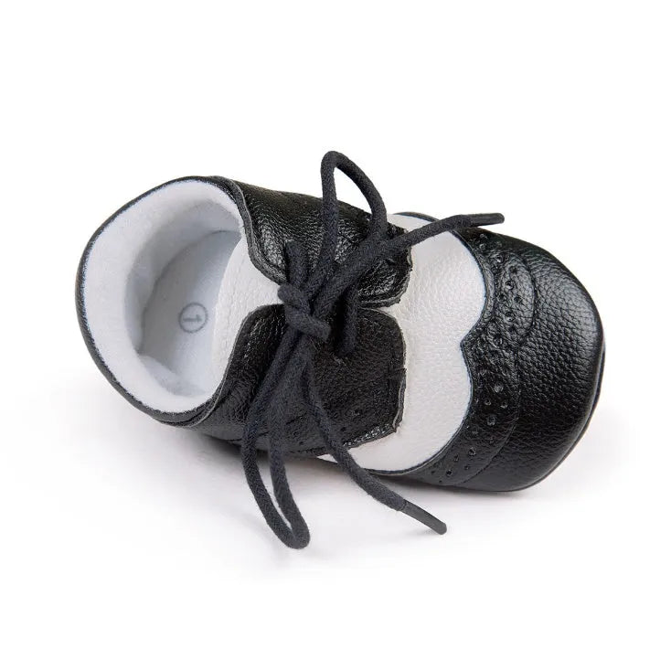 Vintage-style baby walking shoes with soft soles and synthetic leather upper in four colours