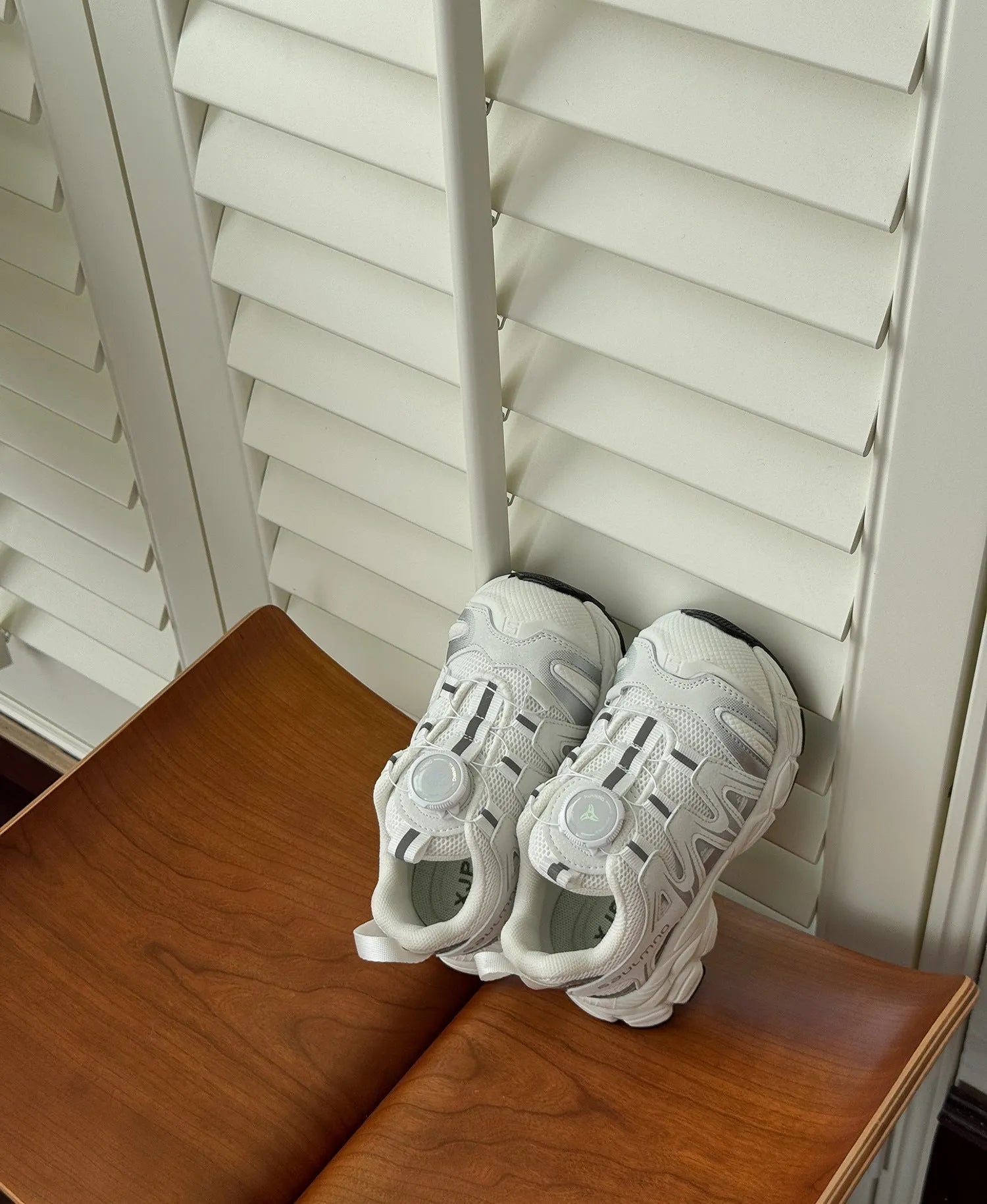 Solid colour casual shoes with breathable PU leather mesh upper, shown in beige, black, and pink.