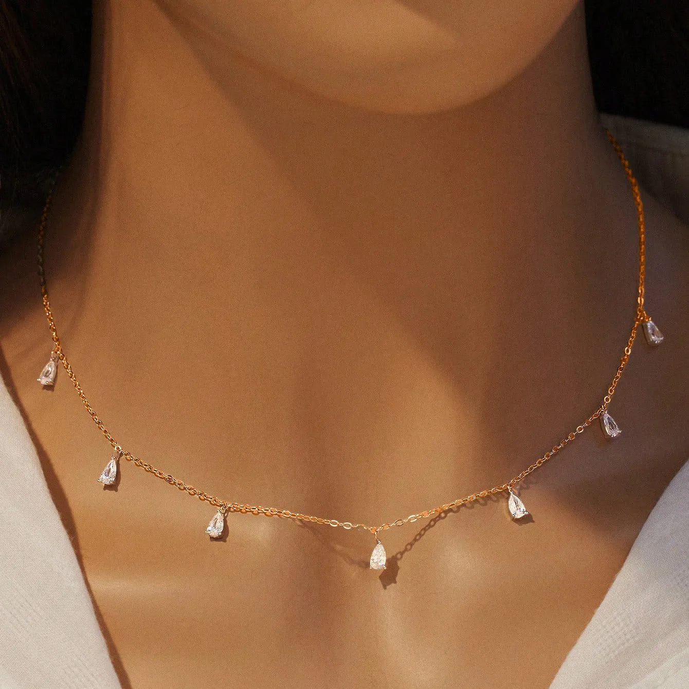 925 silver drop-shaped artificial zircon necklace with triangular details on an adjustable O-chain.
