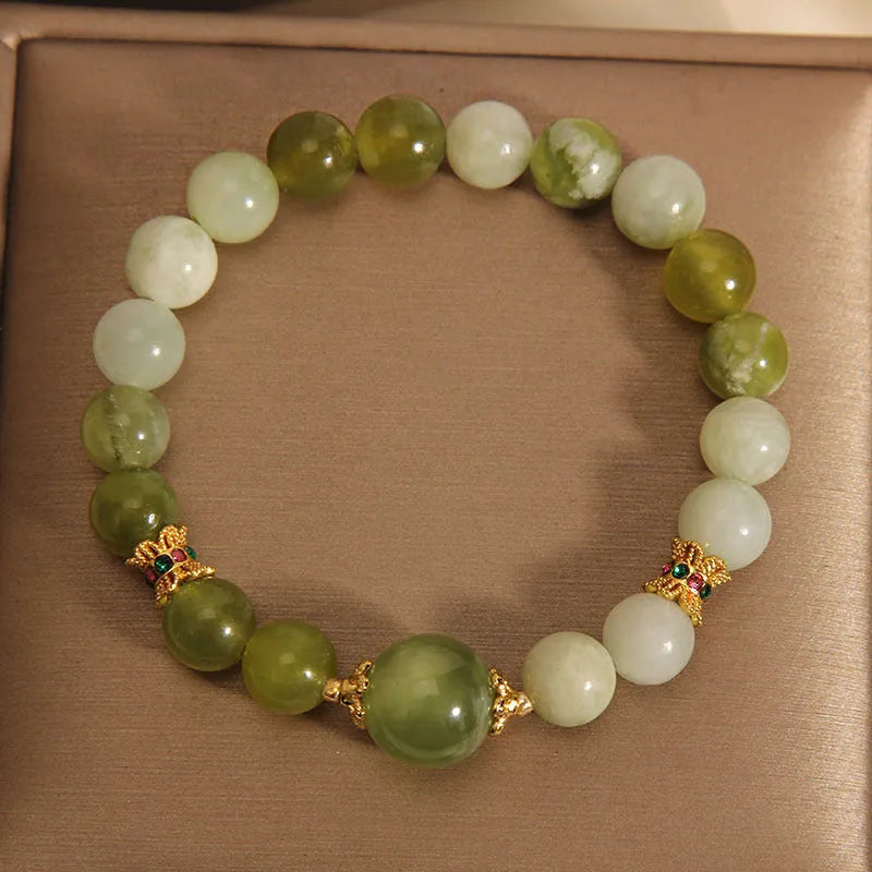 Women's bracelet in Xiuyan jade green colour with original sweet Mori design and polished finish