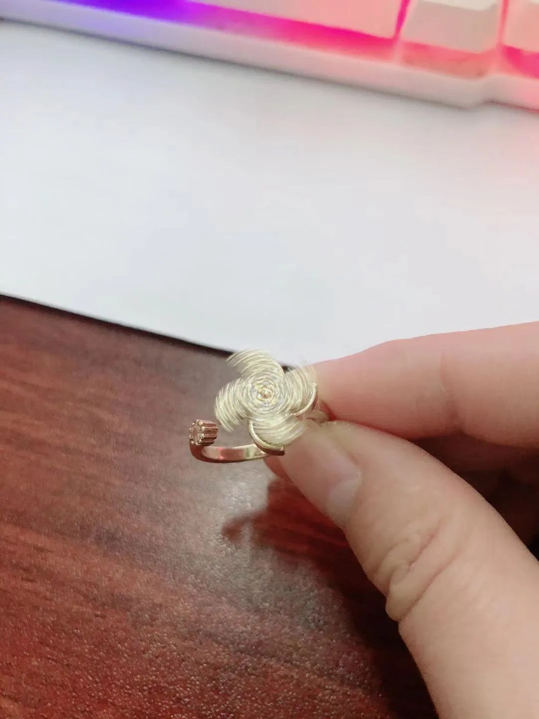 Rotating windmill ring in gold or silver colour with geometric circular design