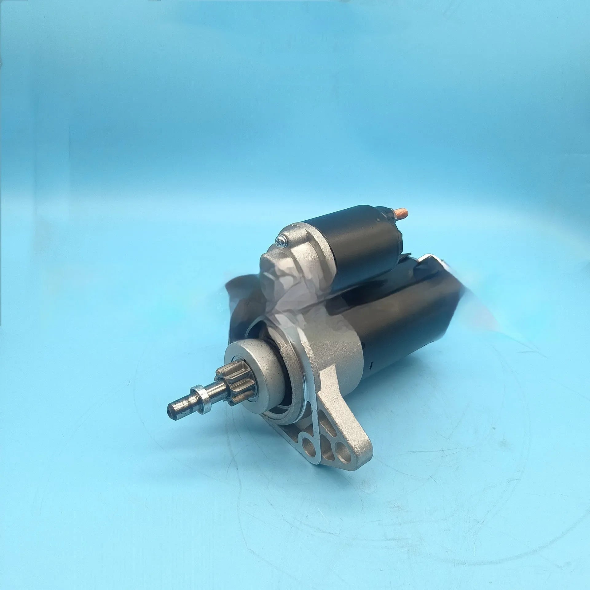 Audi Volkswagen 12V 1.1KW 9-tooth automotive starter motor in default colour finish