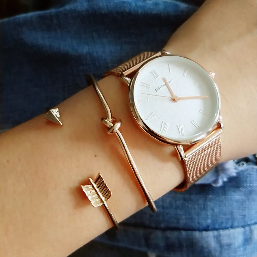 Gold-coloured women's vintage cuff bracelet with an arrow knot detail on an alloy band.