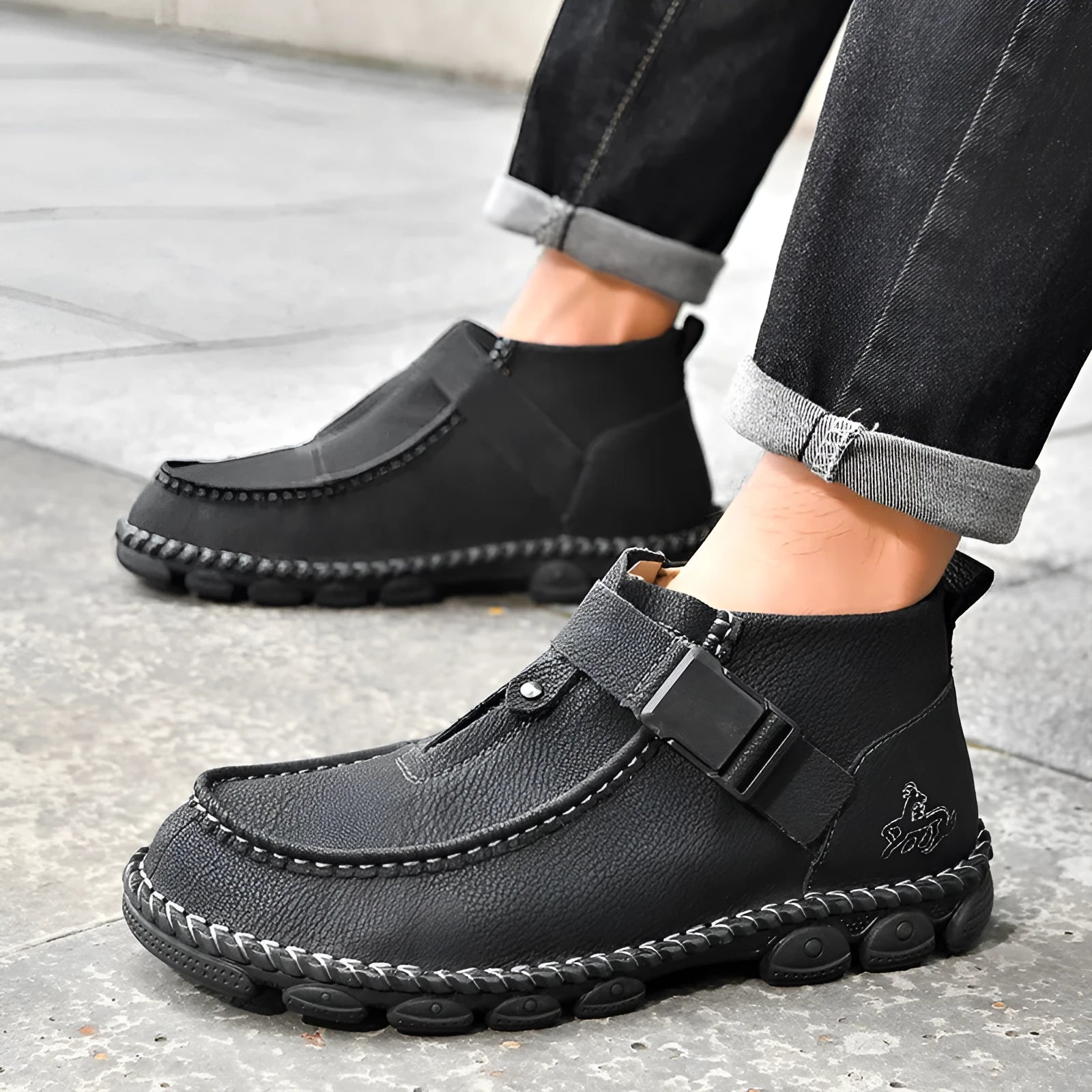 Handmade stitching casual slip-on shoes in synthetic leather with a flat bottom and low heel