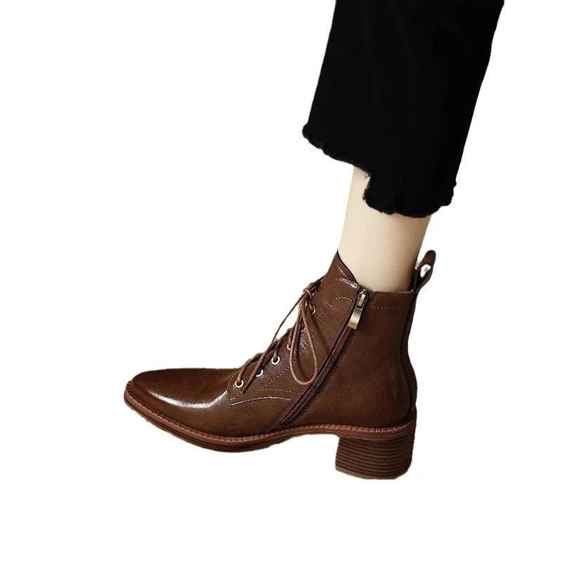 Women's black ankle boots with pointed toe and 5.5cm heel, artificial PU construction