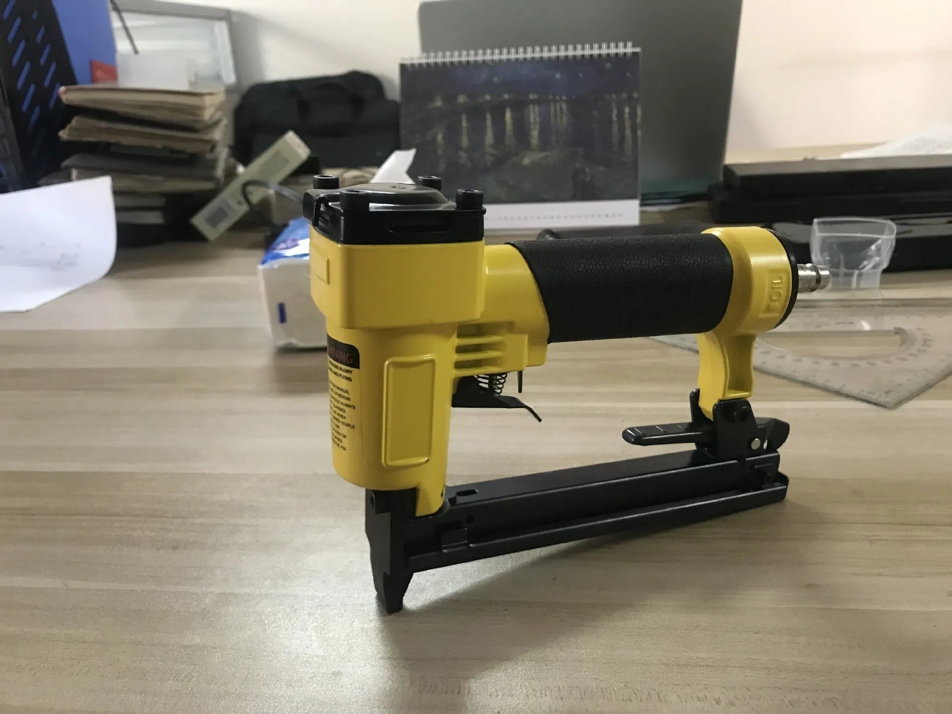 Blue U-type pneumatic strip nail gun for air compressor with 8mm inlet connection