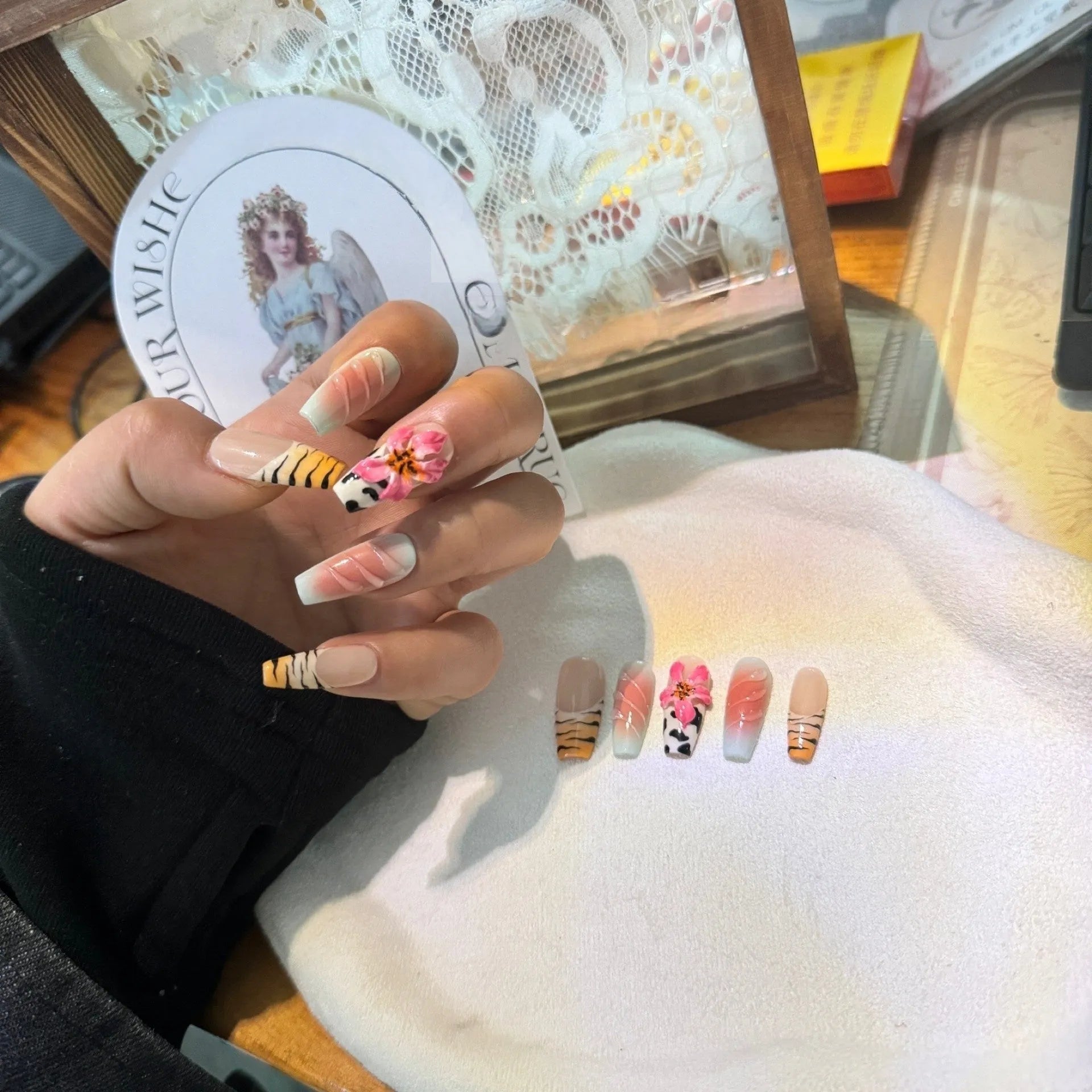 Lily hand carving nail art set with zebra pattern and leopard print designs in XS S M L sizes