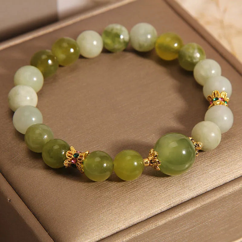 Women's bracelet in Xiuyan jade green colour with original sweet Mori design and polished finish