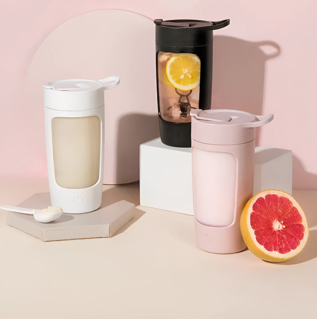 Portable rechargeable blender bottle in four colours with 650ml capacity and integrated blending mechanism