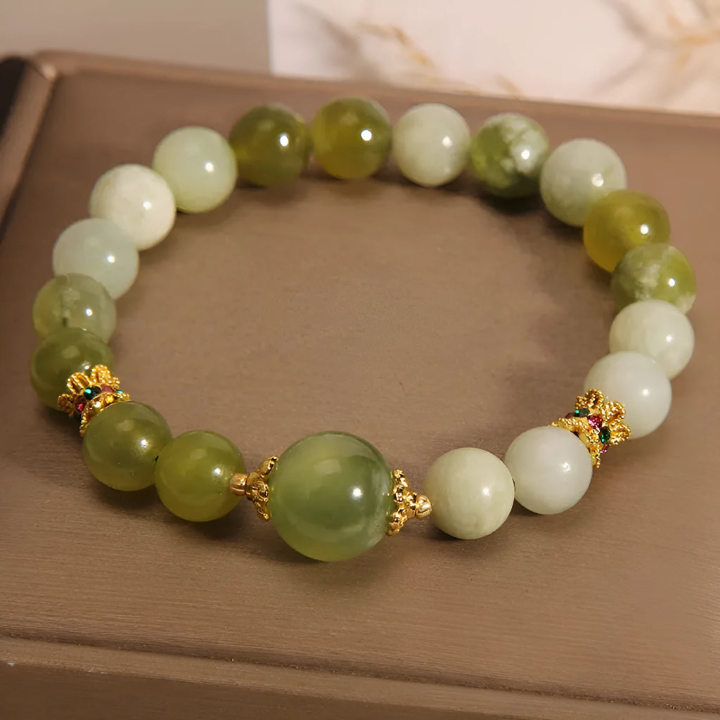 Women's bracelet in Xiuyan jade green colour with original sweet Mori design and polished finish
