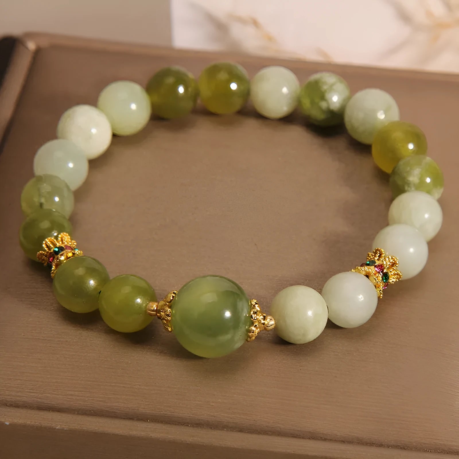 Women's bracelet in Xiuyan jade green colour with original sweet Mori design and polished finish