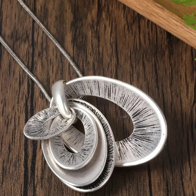 Mid-ancient three-layer coil necklace and earrings set, retro geometric design, zinc alloy, electroplated finish, on sweater