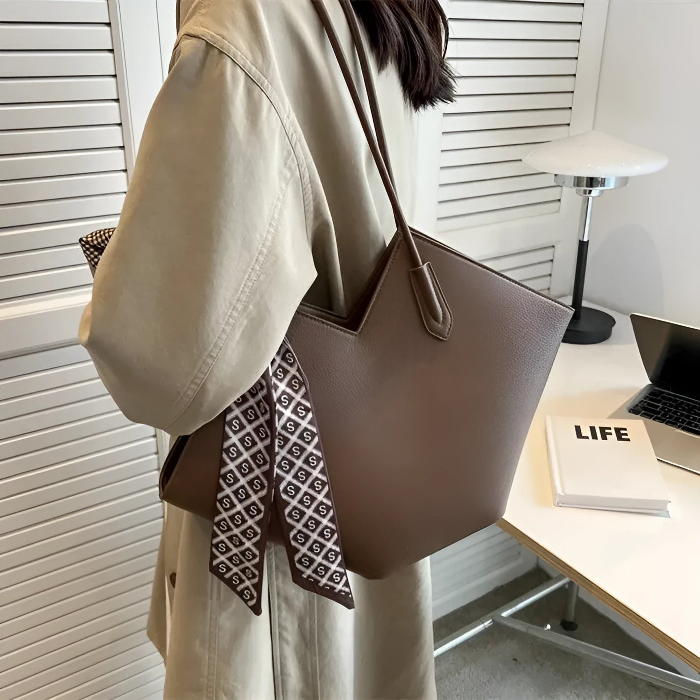 Women's large capacity shoulder bag in horizontal square shape with 43cm width, available in eight colour options