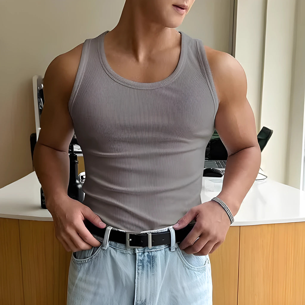 Men's tight black workout T-shirt with wool lining and round neck for sports training