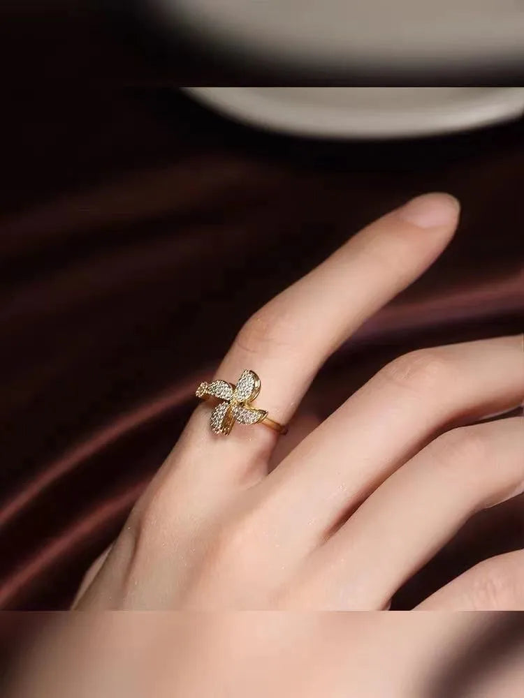 Rotating windmill ring in gold or silver colour with geometric circular design