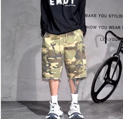 American retro workwear camouflage shorts in loose fit with cropped length