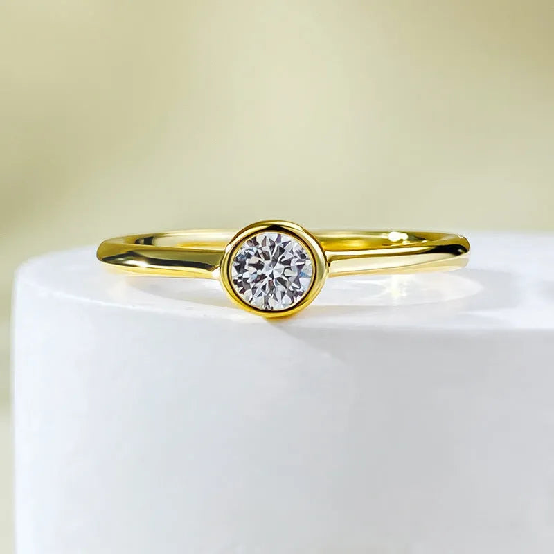 Minimalist silver crown-shaped ring with linear engraving detail in gold or platinum finish