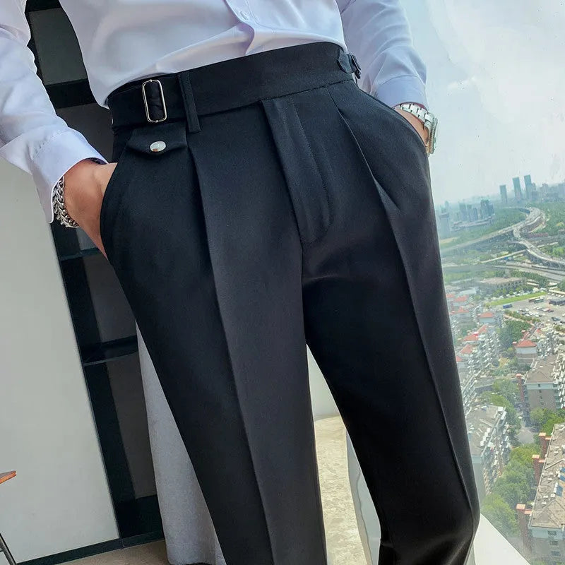 Straight leg casual trousers in solid colours with straight cut silhouette and polyester fabric