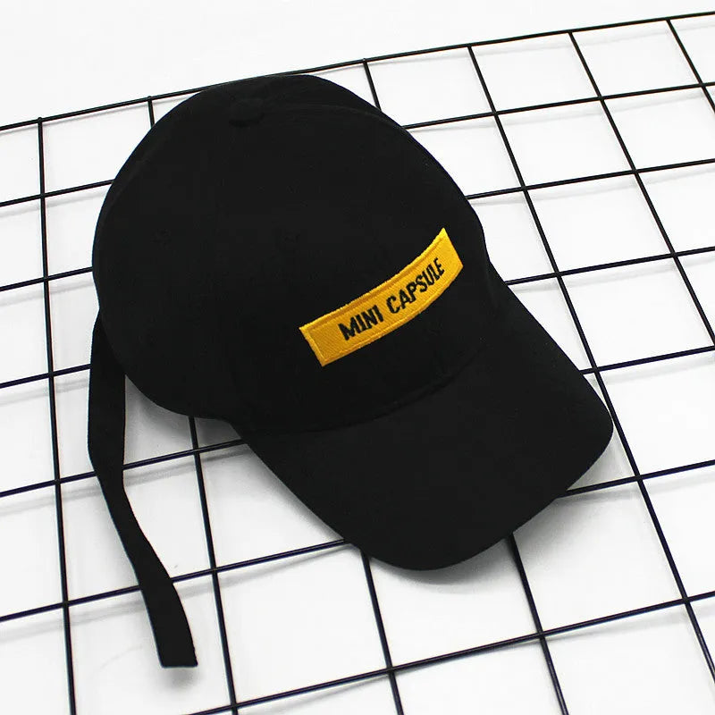 Cotton baseball cap with curved brim and embroidered MINI lettering in black colour