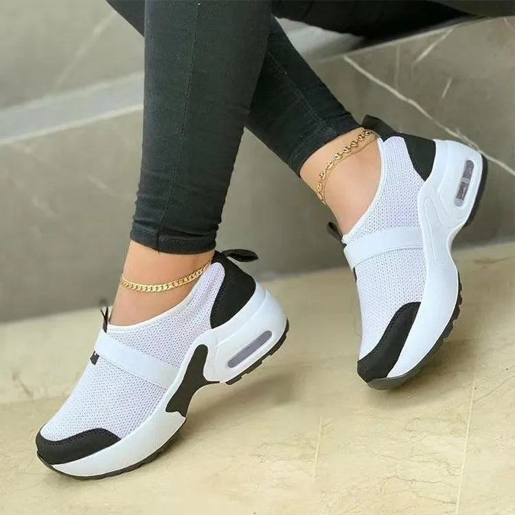 Women's flat mesh sneakers in light grey with round toe and non-slip rubber sole