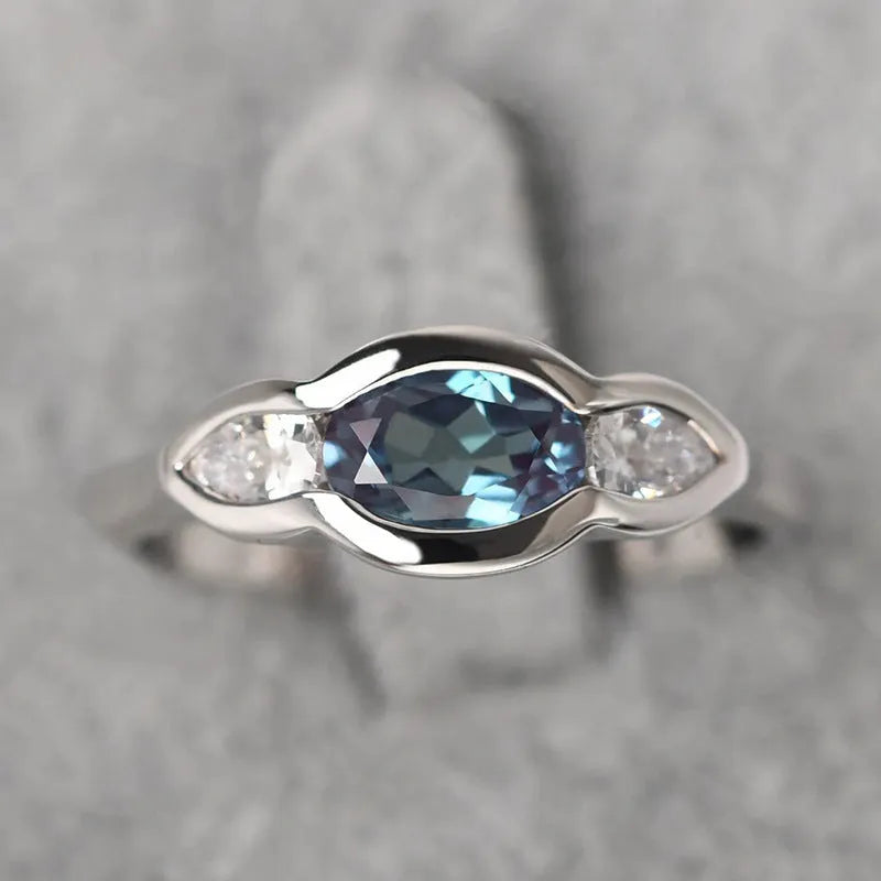 Geometric ellipse women's ring with inlaid zircon stones in Q941 white gold plating