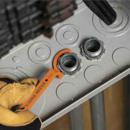 Crescent magnetic suction wrench set showing orange, grey, and black tools with catheter locking mechanism