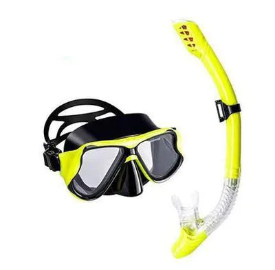 Set of diving goggles with PC frame, transparent lens, and adjustable silicone strap in multiple colours.
