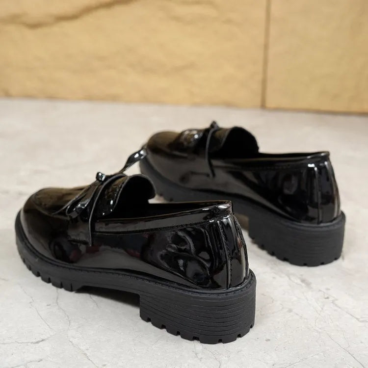 Women's black loafers with a bow detail on the front, made from artificial PU leather.