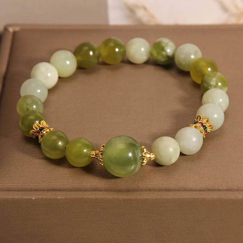 Women's bracelet in Xiuyan jade green colour with original sweet Mori design and polished finish