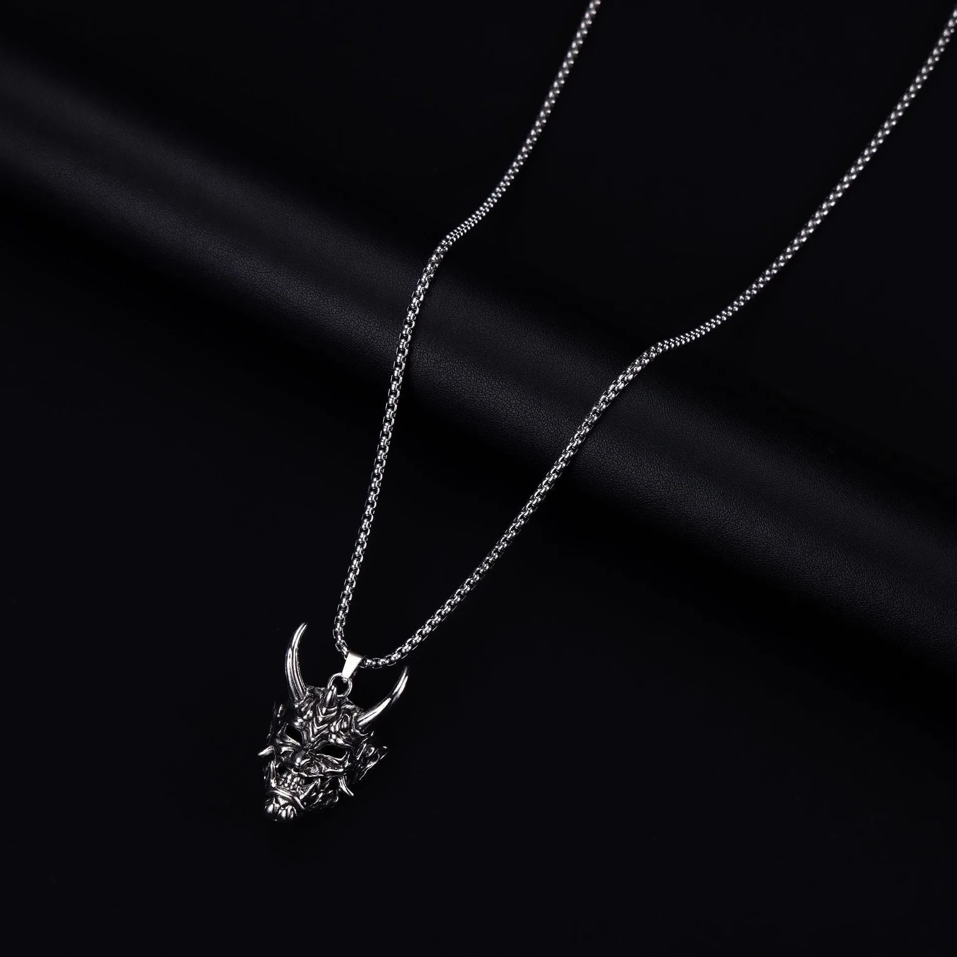 Men's silver vintage necklace with a single zinc alloy pendant measuring 40mm by 27mm.