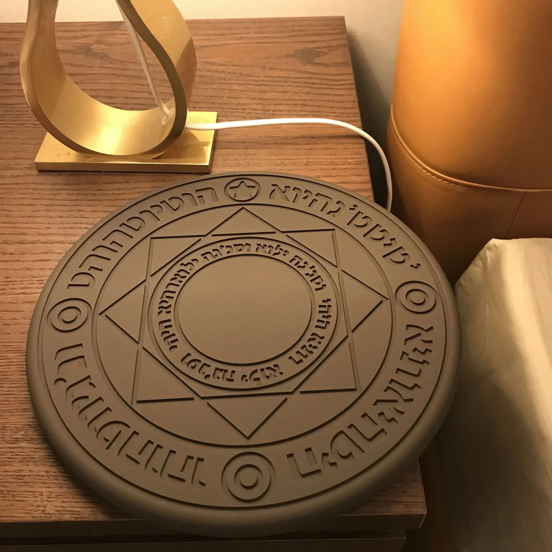 Wireless fast charger with magic array pattern for iPhones and Samsung phones