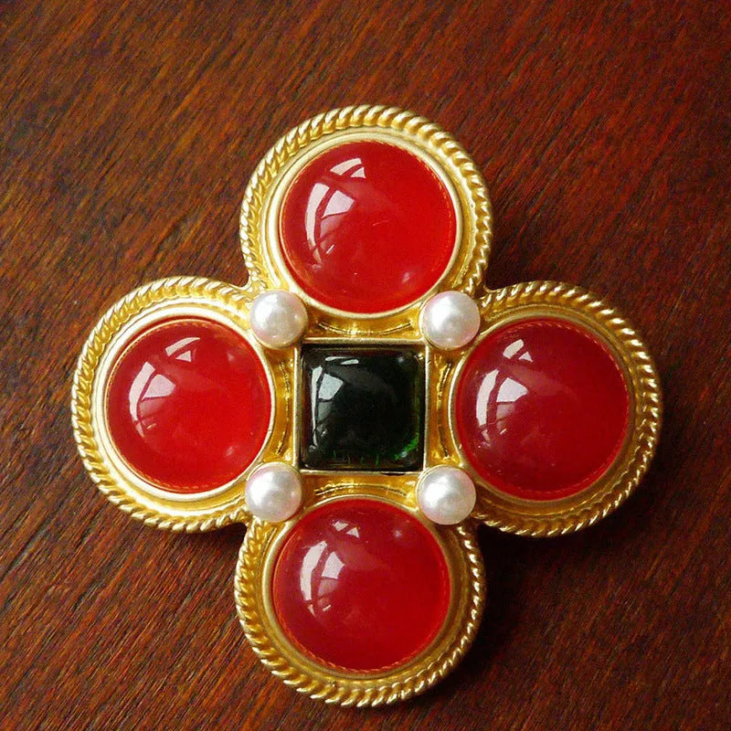 Retro baroque vintage brooch in zinc alloy with diamond shape, shown in multiple size options