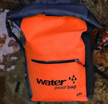 Green 25-litre waterproof PVC mesh mountaineering rucksack for hiking and travel