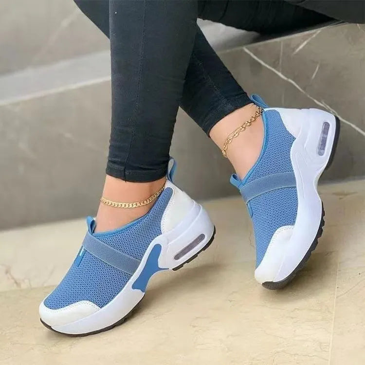 Women's flat mesh sneakers in light grey with round toe and non-slip rubber sole