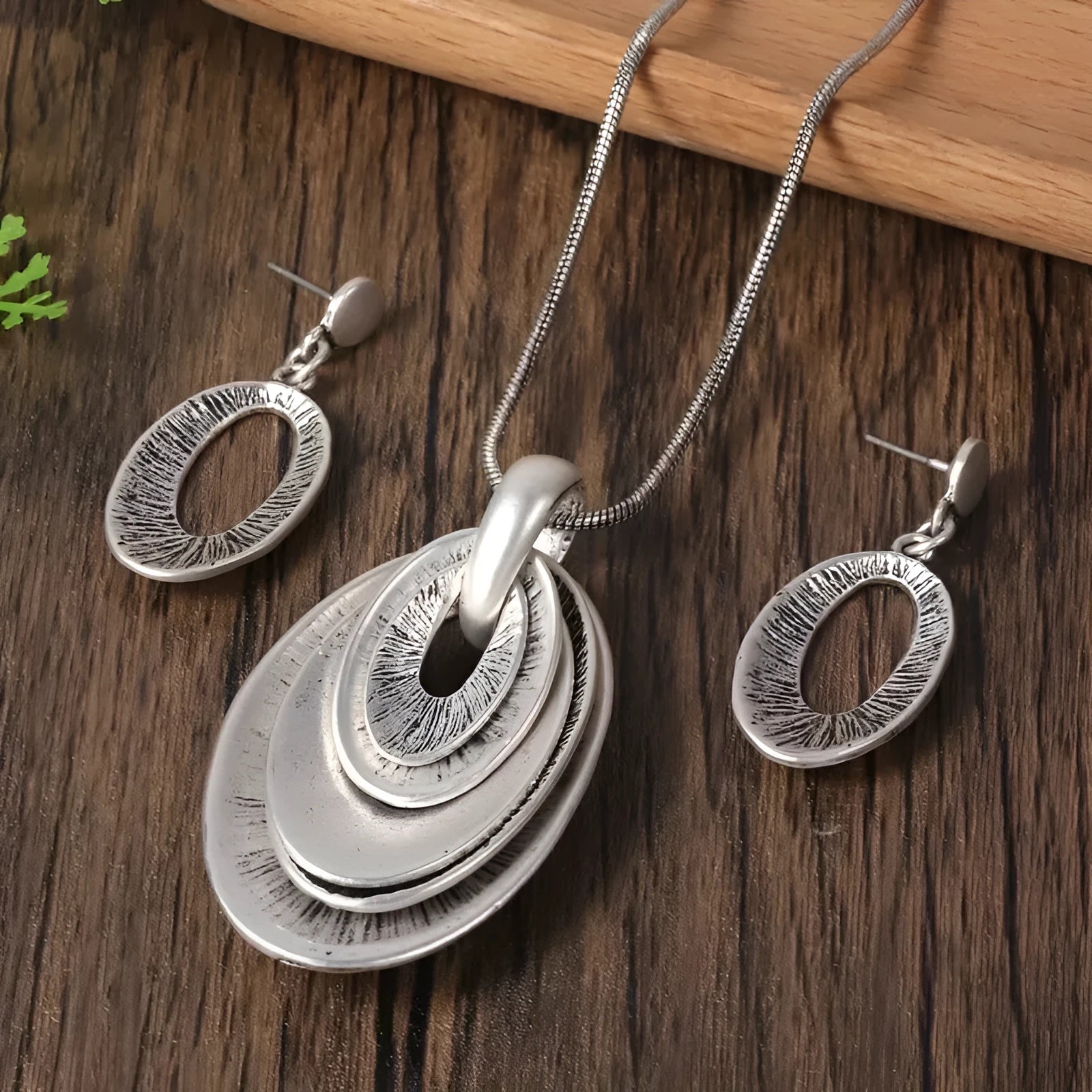 Mid-ancient three-layer coil necklace and earrings set, retro geometric design, zinc alloy, electroplated finish, on sweater