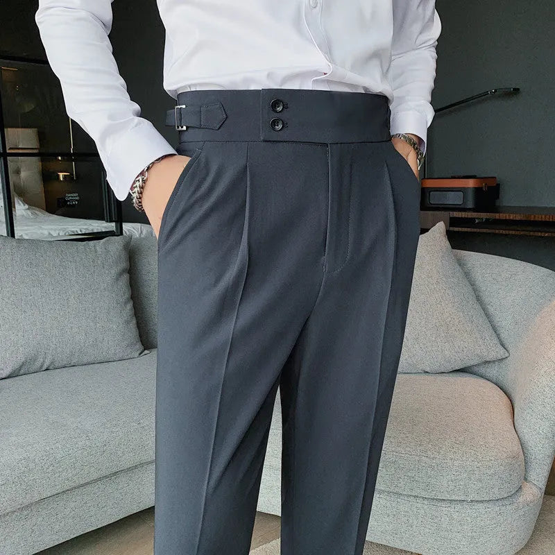 Straight leg casual trousers in solid colours with straight cut silhouette and polyester fabric