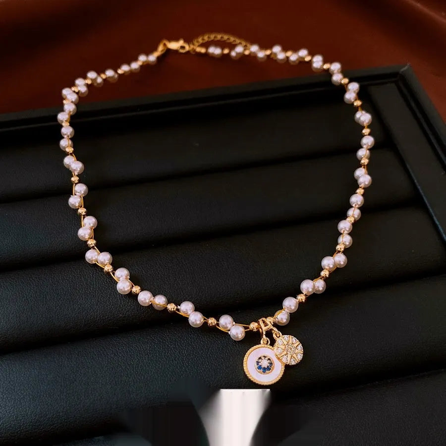 Golden-white clavicle necklace with round zircon-inlaid pendant on adjustable 41-50cm chain