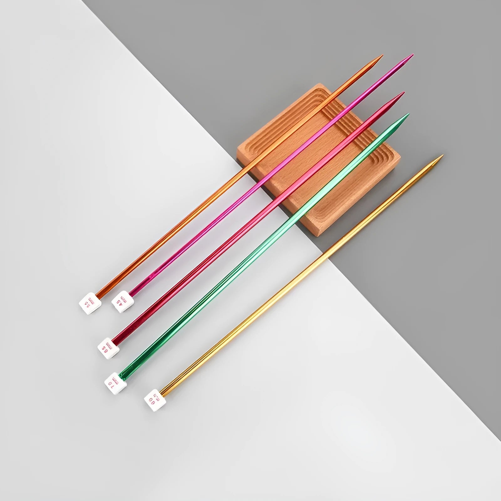 Set of aluminium crochet hooks with silicone grips showing various sizes from 2.0mm to 10.0mm.