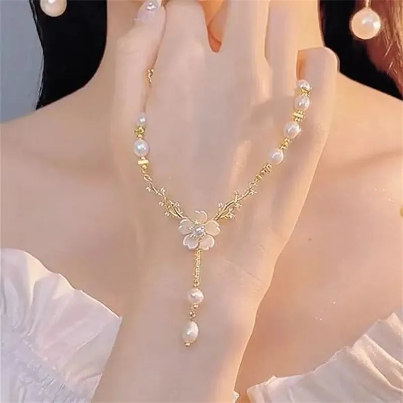 Women's alloy necklace with flower pearl decoration and rose elements in pearl Q9 colour