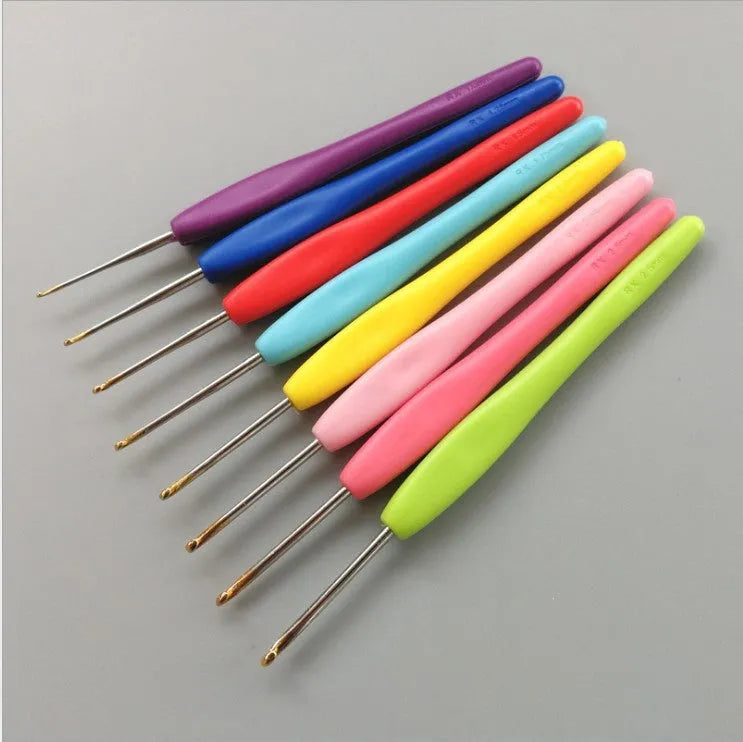 16 crochet hooks with soft and hard handles in a PU storage bag, sizes 1.0mm to 6.0mm.