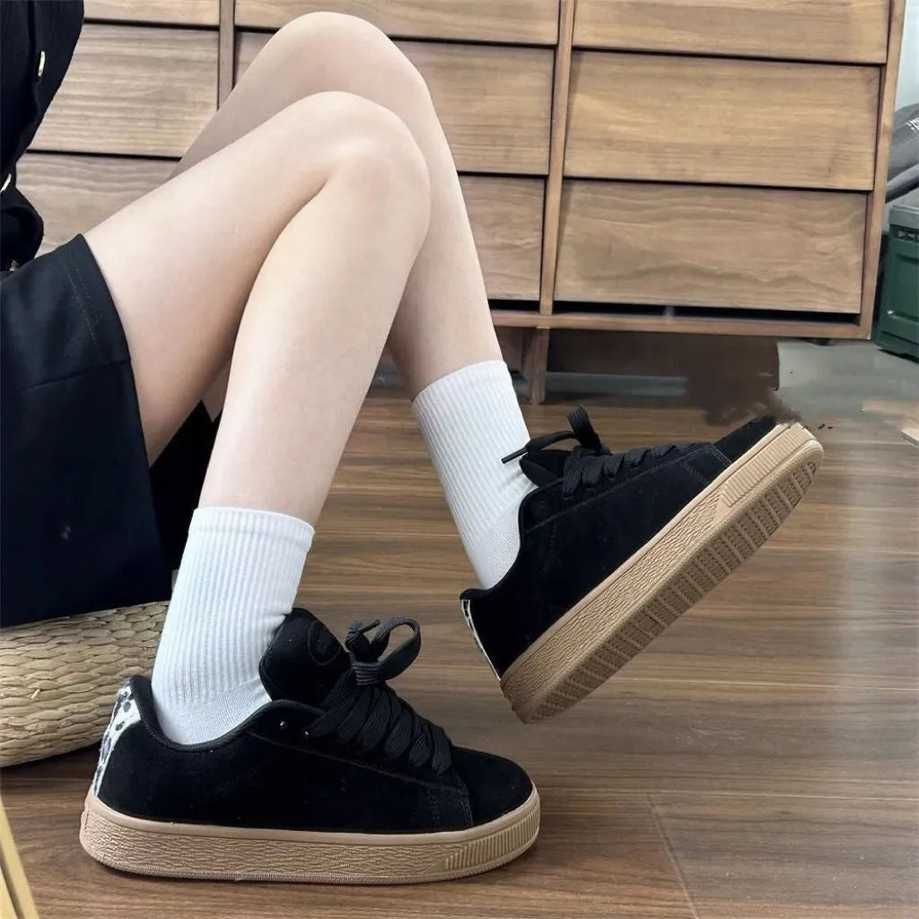 Retro black low-top sneakers with round toe and lace-up front for men and women