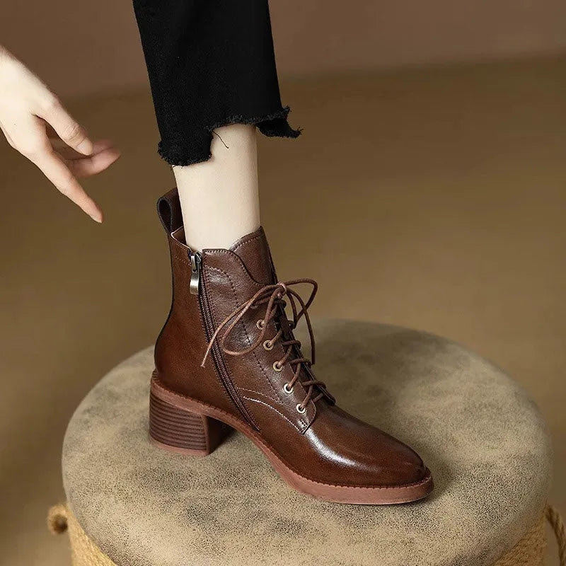 Women's black ankle boots with pointed toe and 5.5cm heel, artificial PU construction