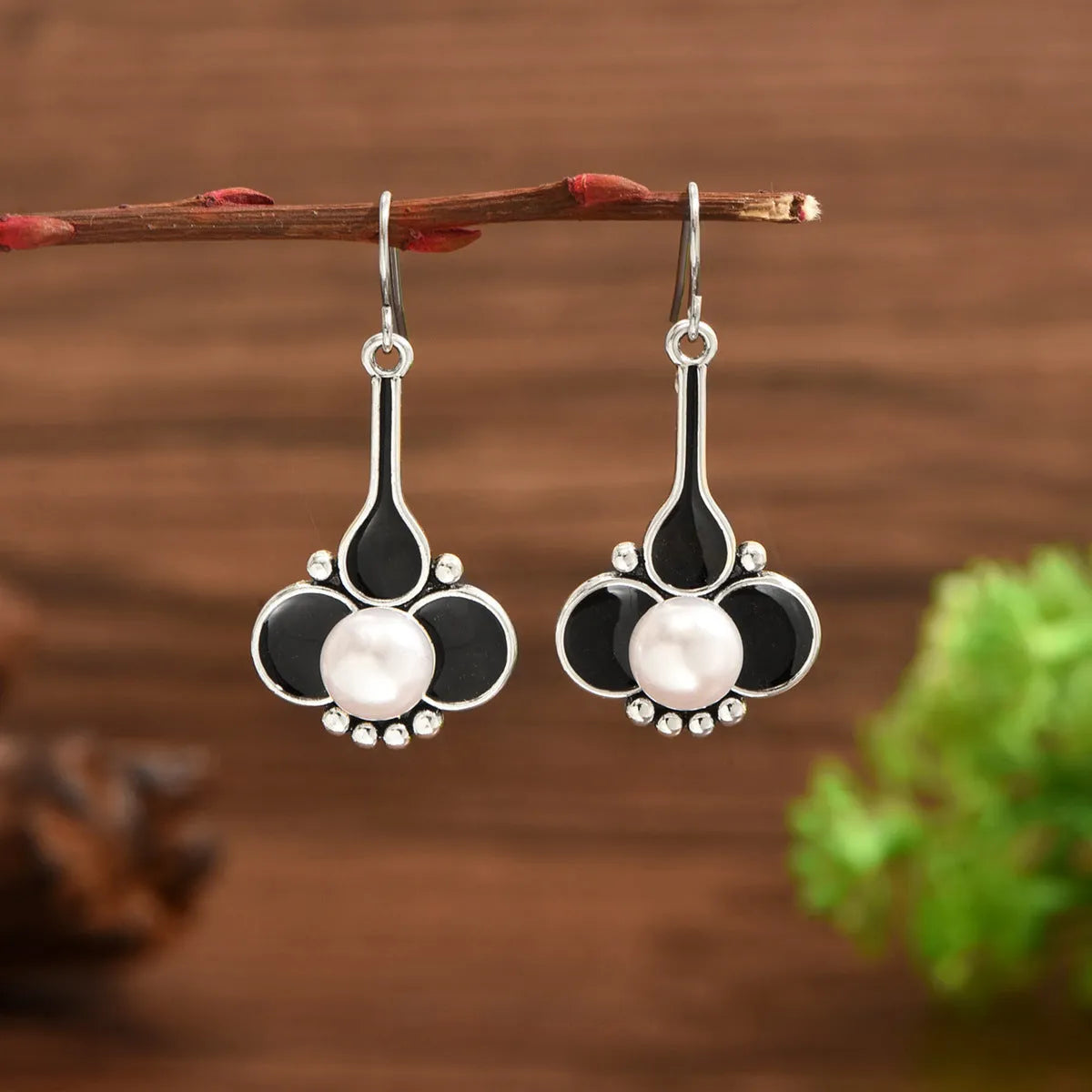 Retro fashion silver electroplated alloy earrings for women with creative design