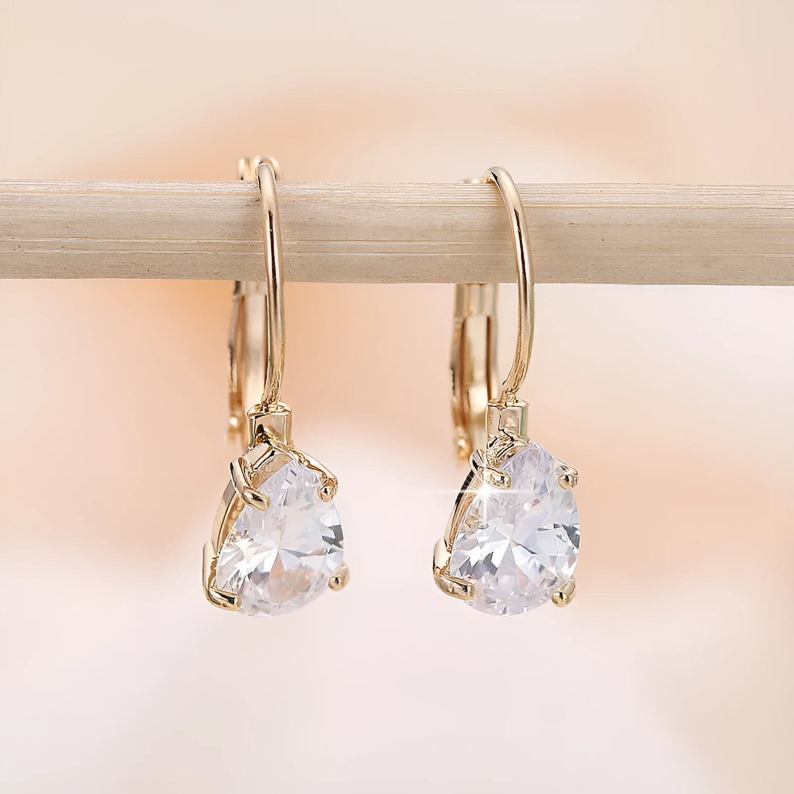 Drop-shaped women's metal earrings with gem inlay in gold or platinum colour