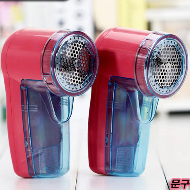 Compact handheld electric lint remover depiller with plastic housing and stainless steel blades