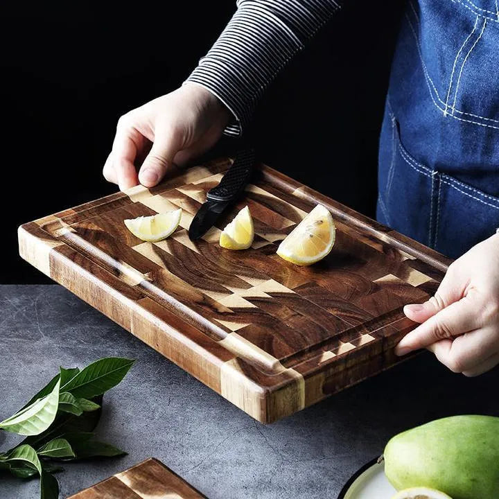 Brown acacia wood cutting board with 3cm thickness and parquet construction