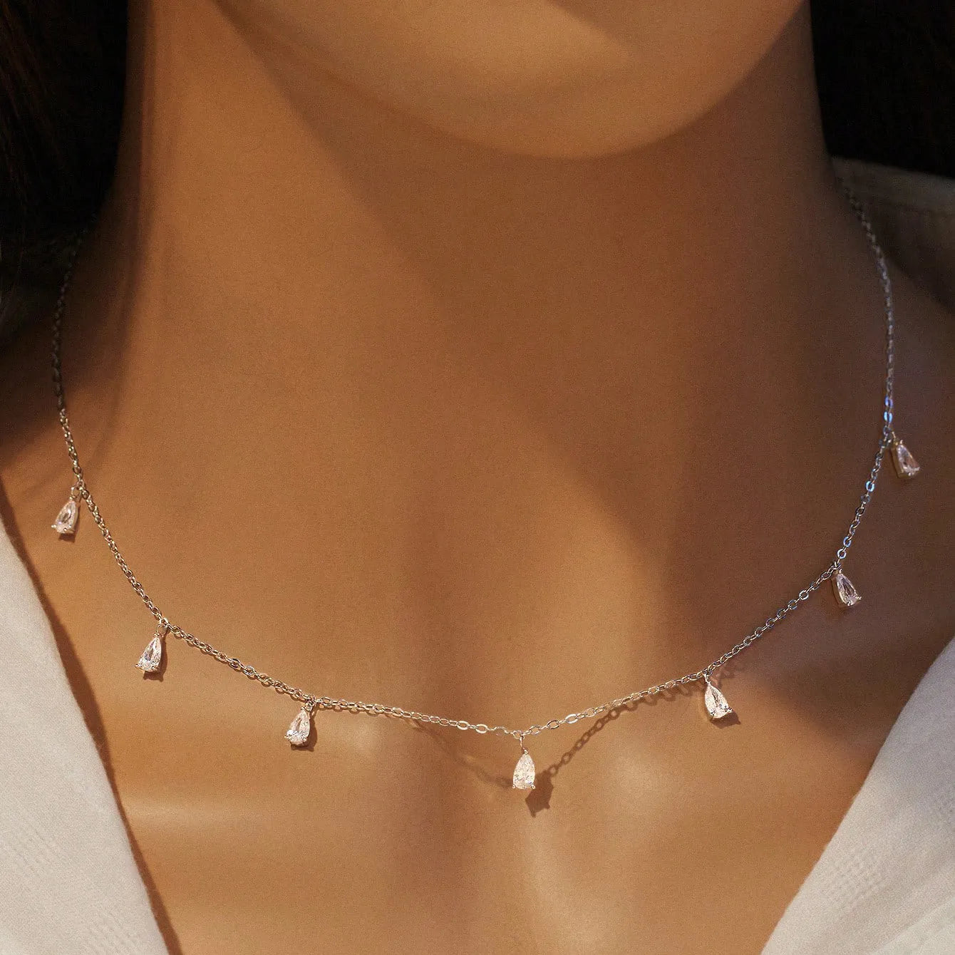 925 silver drop-shaped artificial zircon necklace with triangular details on an adjustable O-chain.