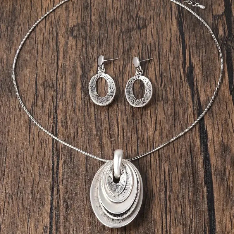 Mid-ancient three-layer coil necklace and earrings set, retro geometric design, zinc alloy, electroplated finish, on sweater