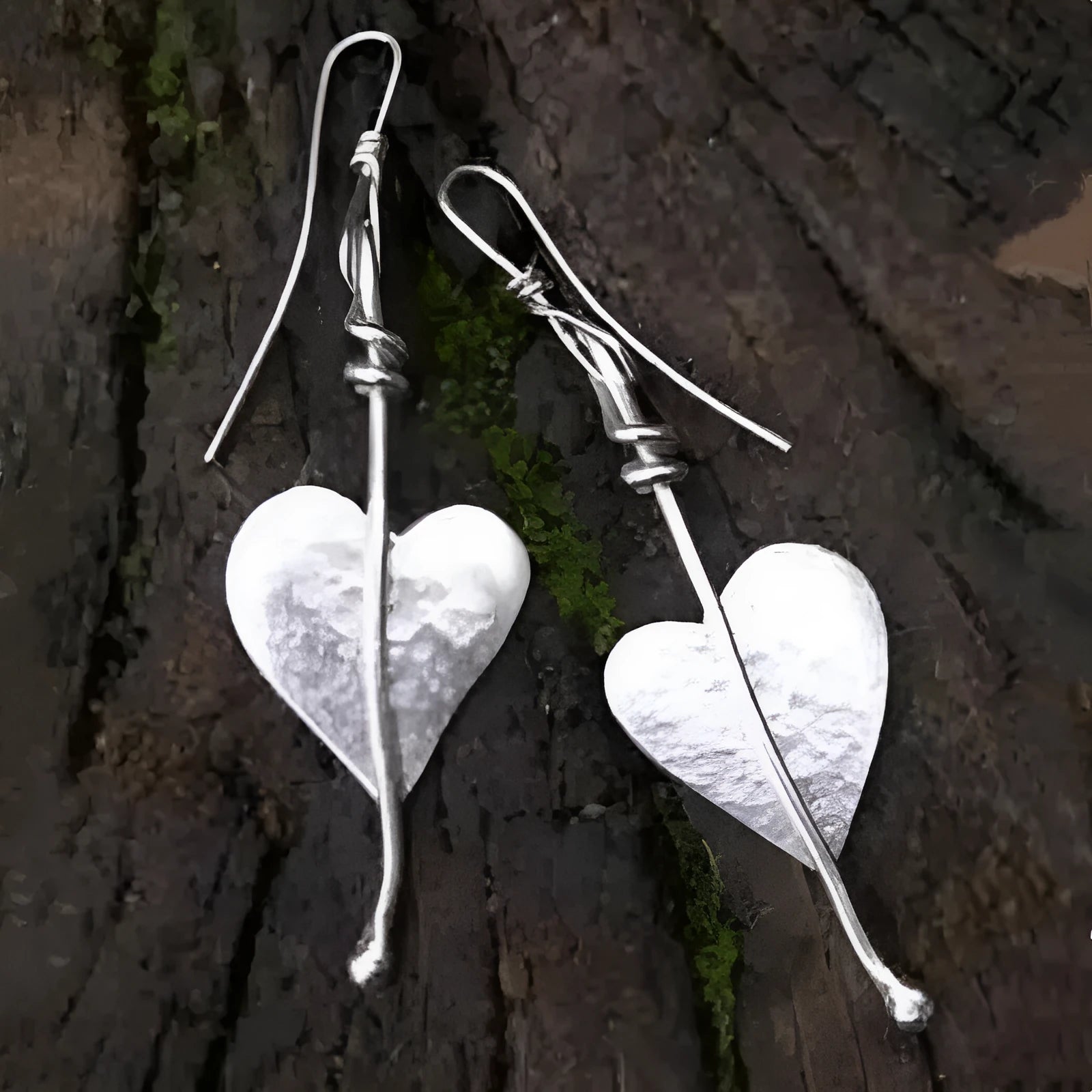 Retro minimalist heart earrings for women in electroplated zinc alloy geometric shape picture colour