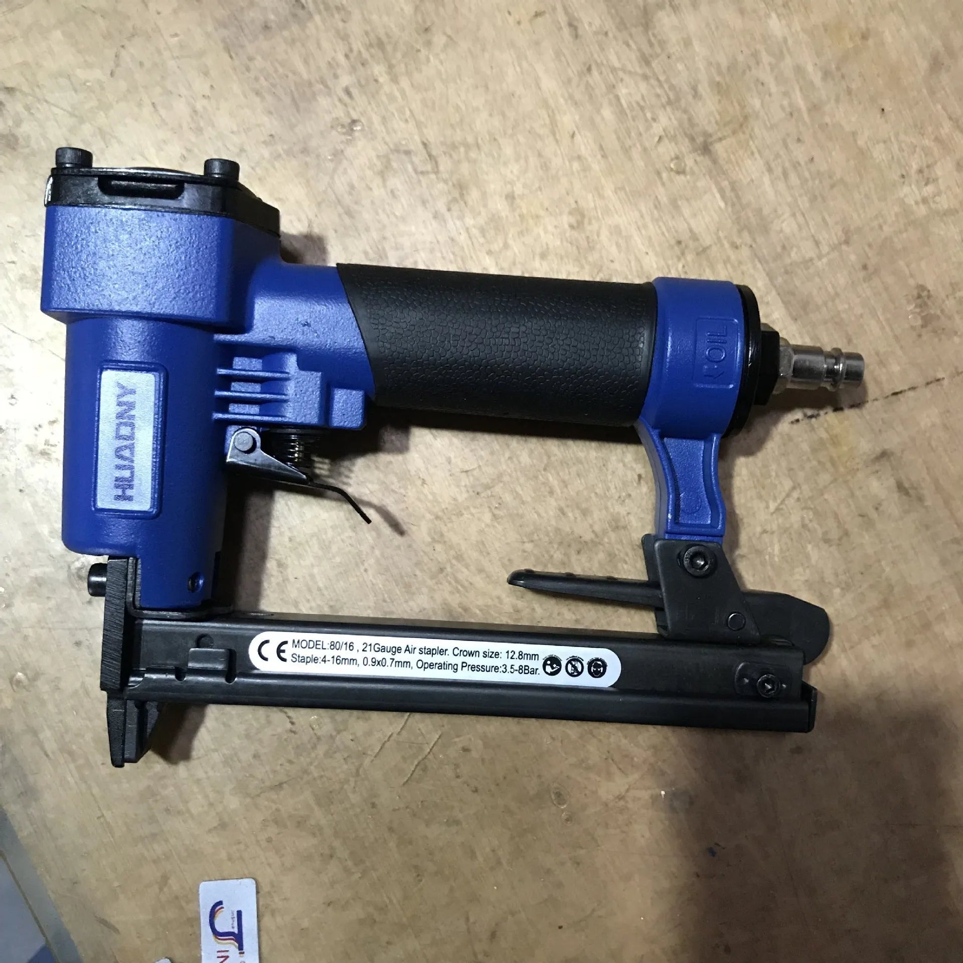 Blue U-type pneumatic strip nail gun for air compressor with 8mm inlet connection